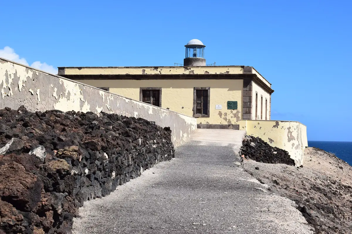 The path to the Martiño lighthouse on Lobos